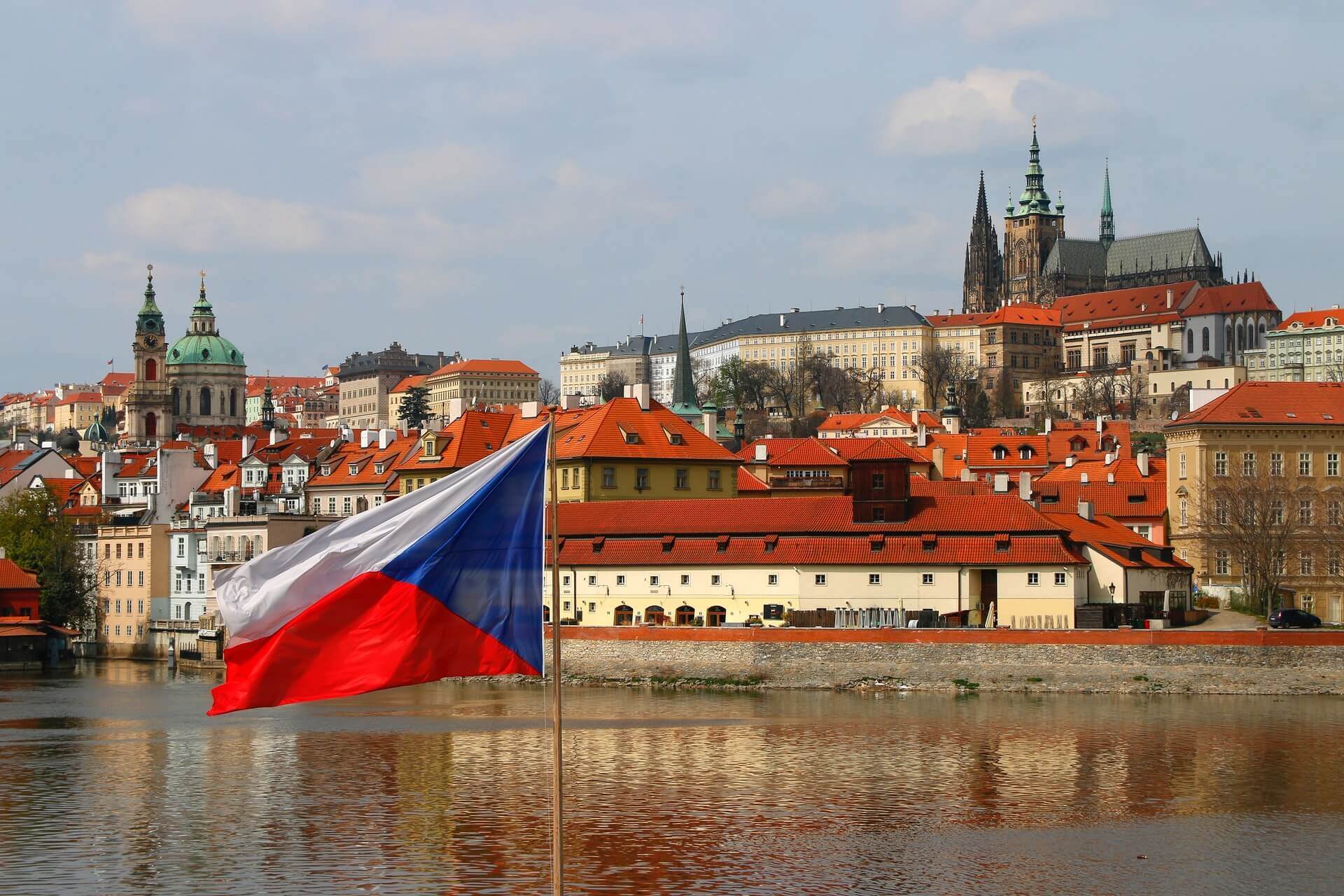 Чем могут помочь опытные специалисты по оформлению рабочей визы в Чехию